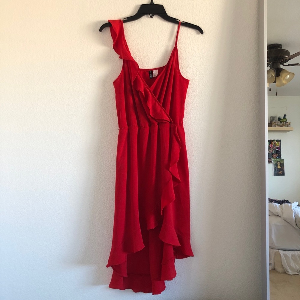 DIVIDED H&M | RUFFLE RED FLOWY WRAP STYLE DRESS